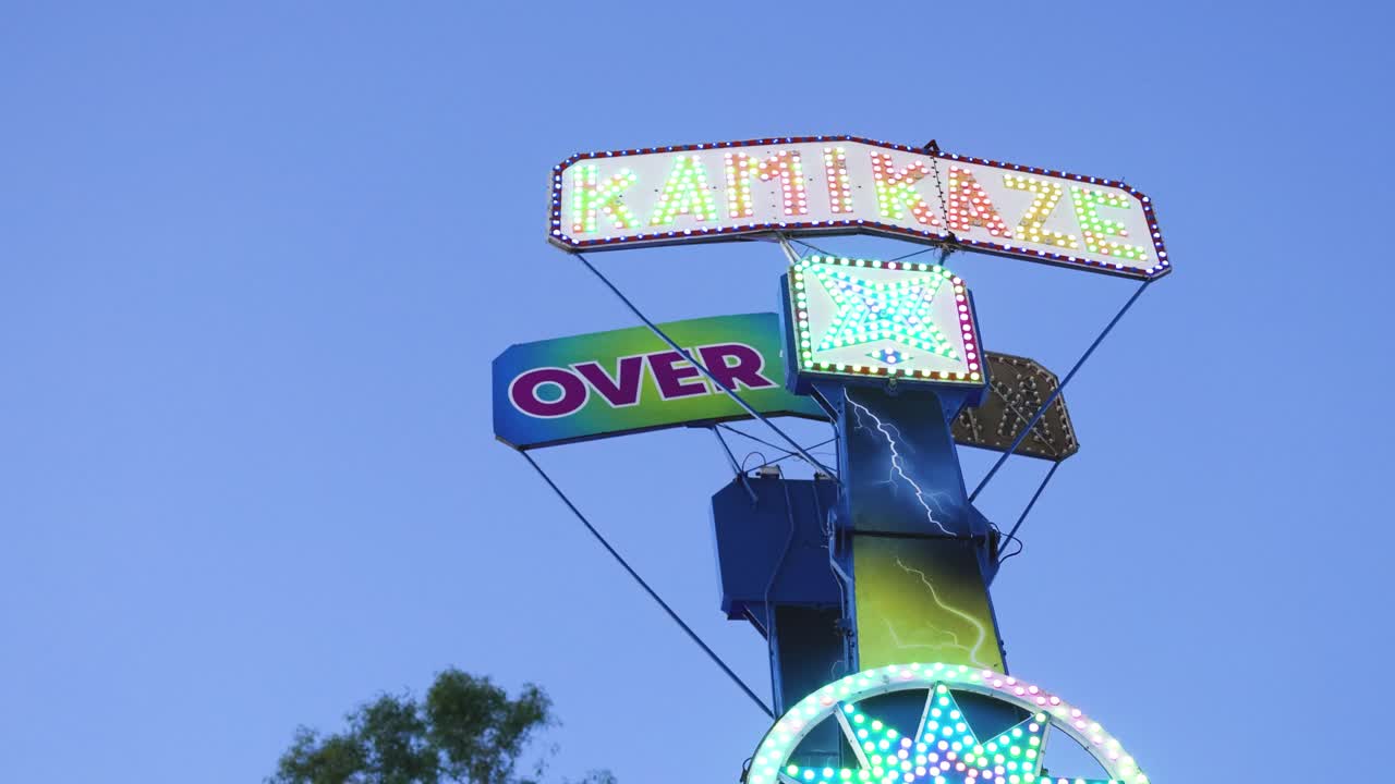 은 하늘을 배경으로 밝은 불빛으로 조명된 놀이 놀이