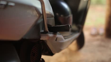 detalle de primer plano del reposapiés de la motocicleta. pedal de moto negro