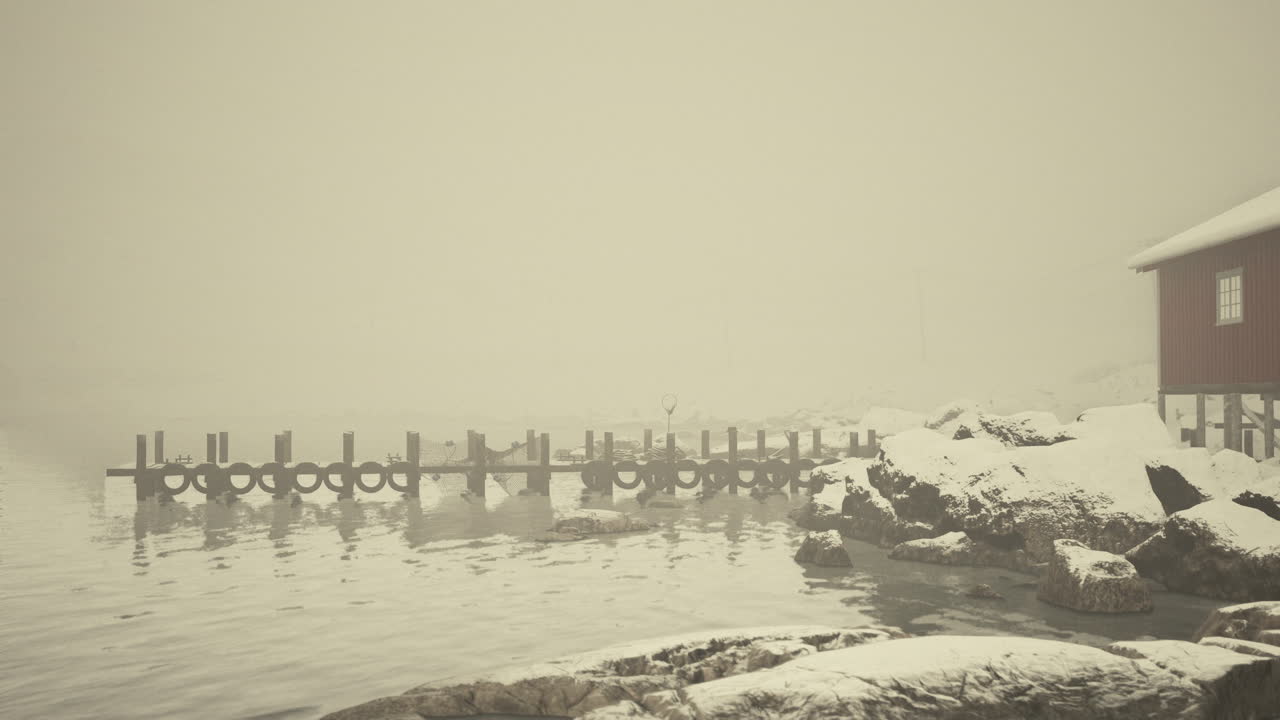 바가에 있는 빨간 오두막에서 안개가 가득한 겨울의 날