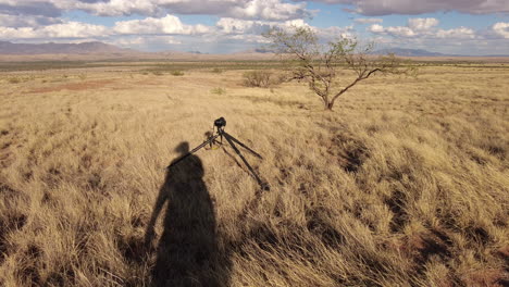 Graciosa-Sombra-De-Mujer-Fotógrafa-En-El-Suelo-Mientras-La-Cámara-En-Trípode-Toma-Fotos