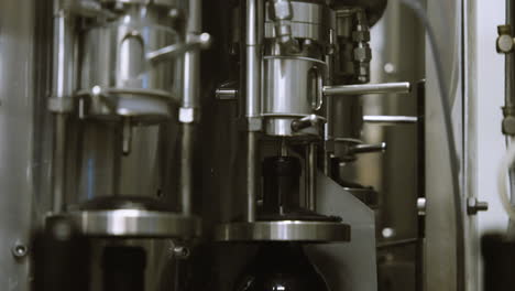 llenar botellas de vino vacías en una línea de transporte industrial