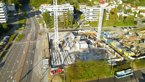 carretera vacía cerca del sitio de construcción con grúas torre en la ciudad de gdynia en polonia