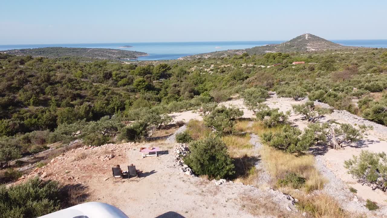 autocaravana y turistas en la costa de dalmacia, croacia - vista aérea de drones