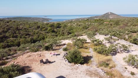 Autocaravana-Y-Turistas-En-La-Costa-De-Dalmacia,-Croacia---Vista-Aérea-De-Drones