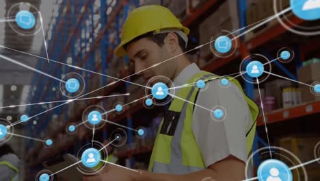 animación de iconos de perfil que conectan puntos, supervisor caucásico usando una tableta digital en el almacén