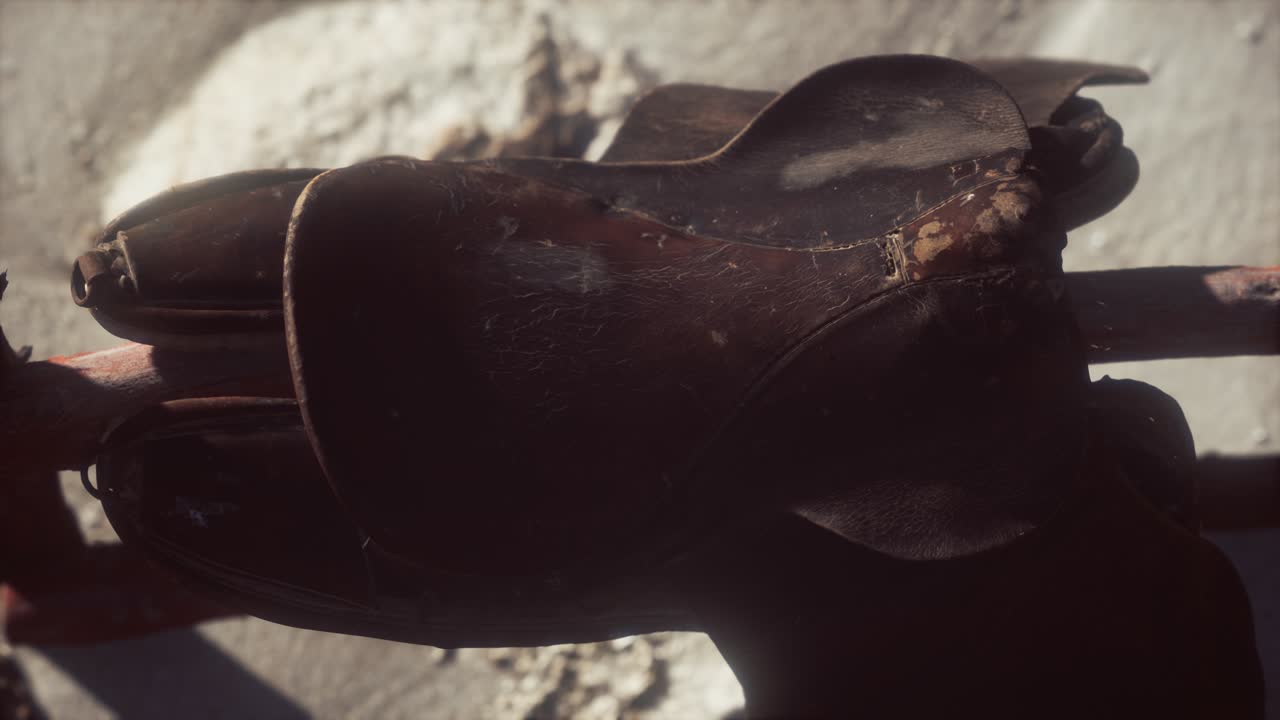 silla de cuero del jinete en la valla en el desierto