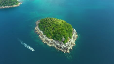 Schöne-Felsen-Bewaldete-Insel,-Luftpanorama-Von-Ko-Pu-Vor-Der-Bergigen-Landschaft-Von-Phuket-Im-Hintergrund