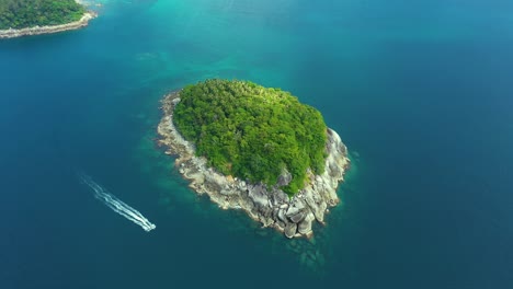 bonita isla boscosa de rocas, panorama aéreo de ko pu contra el paisaje montañoso de phuket en el fondo