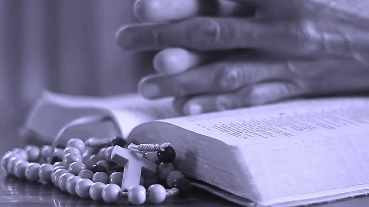 성경 위에 기도하는 손 스톡 비디오 스톡 영상