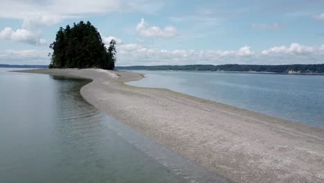 Malerische-Landschaft-Von-Deadman&#39;s-Island---Cutts-Island-State-Park-Mit-Grünen-Nadelbäumen-Gegen-Den-Strahlend-Blauen-Himmel-Im-Sommer-In-Pierce-County,-Washington-State,-Usa