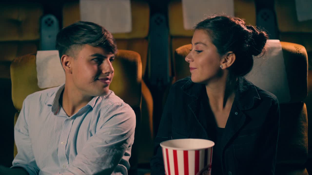 남자와 여자가 의자에 앉기 위해 걸어갑니다.