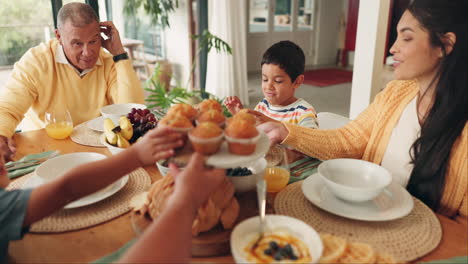 Familie,-Frühstück-Und-Cupcakes-Am-Tisch-Zum-Essen