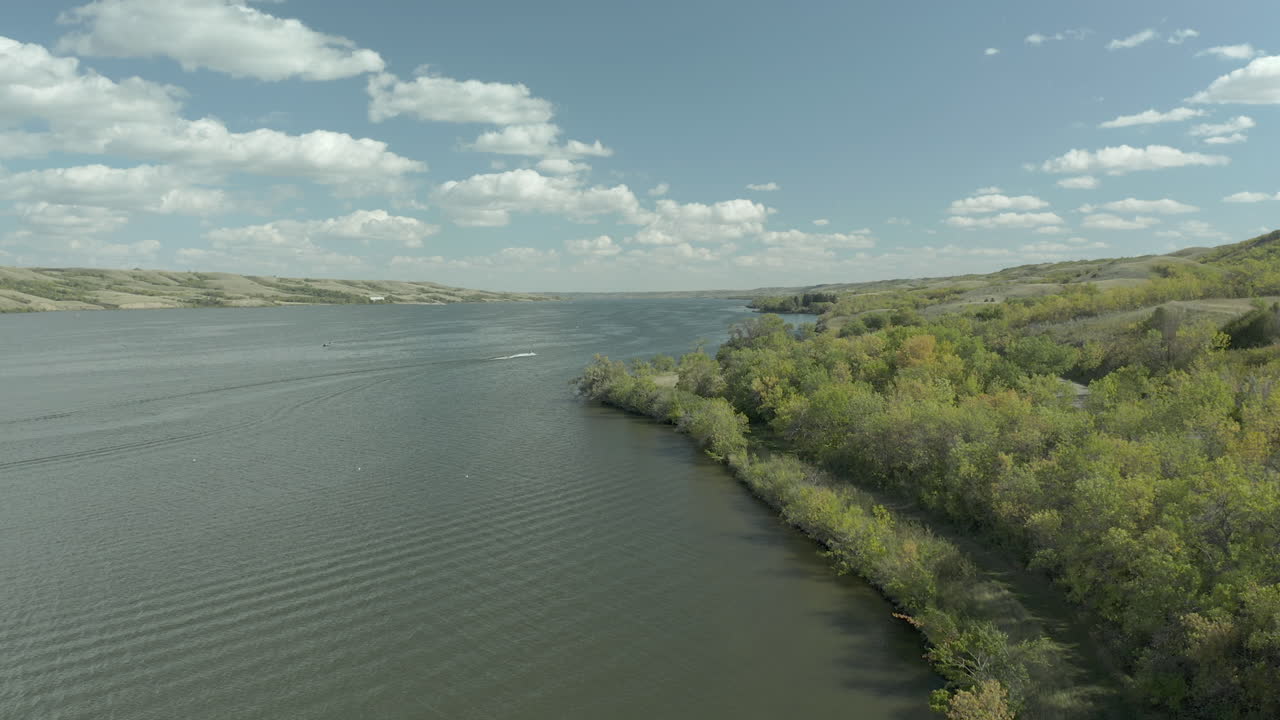 캐나다 서스캐처원 주 버팔로 파운드 주립공원에 시골길이 있는 광대한 호수
