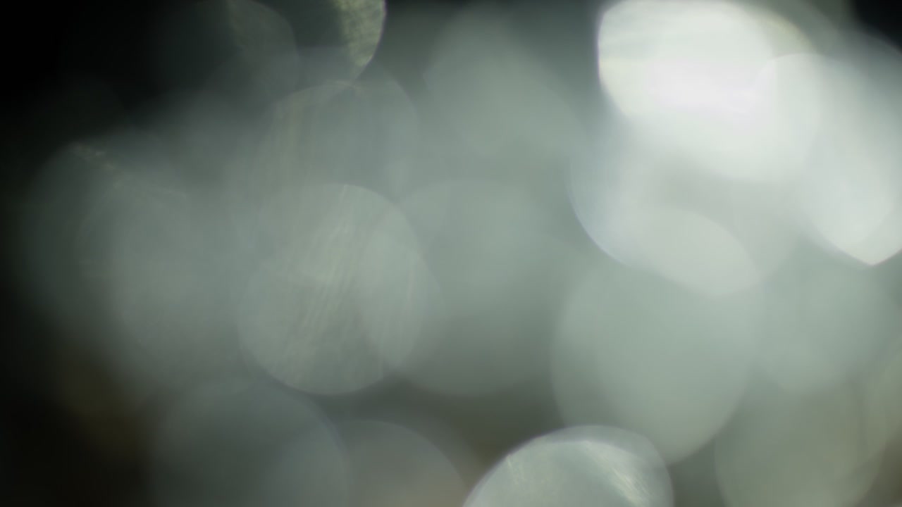 Fughe di luce multicolori, filmato 4K su sfondo nero. Stilizzazione video, transizioni. Effetto bokeh.