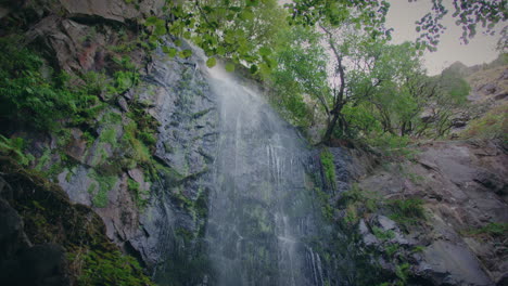 Hermosa-Cascada-En-Galicia-Cardán-Gran-Angular-Cámara-Lenta