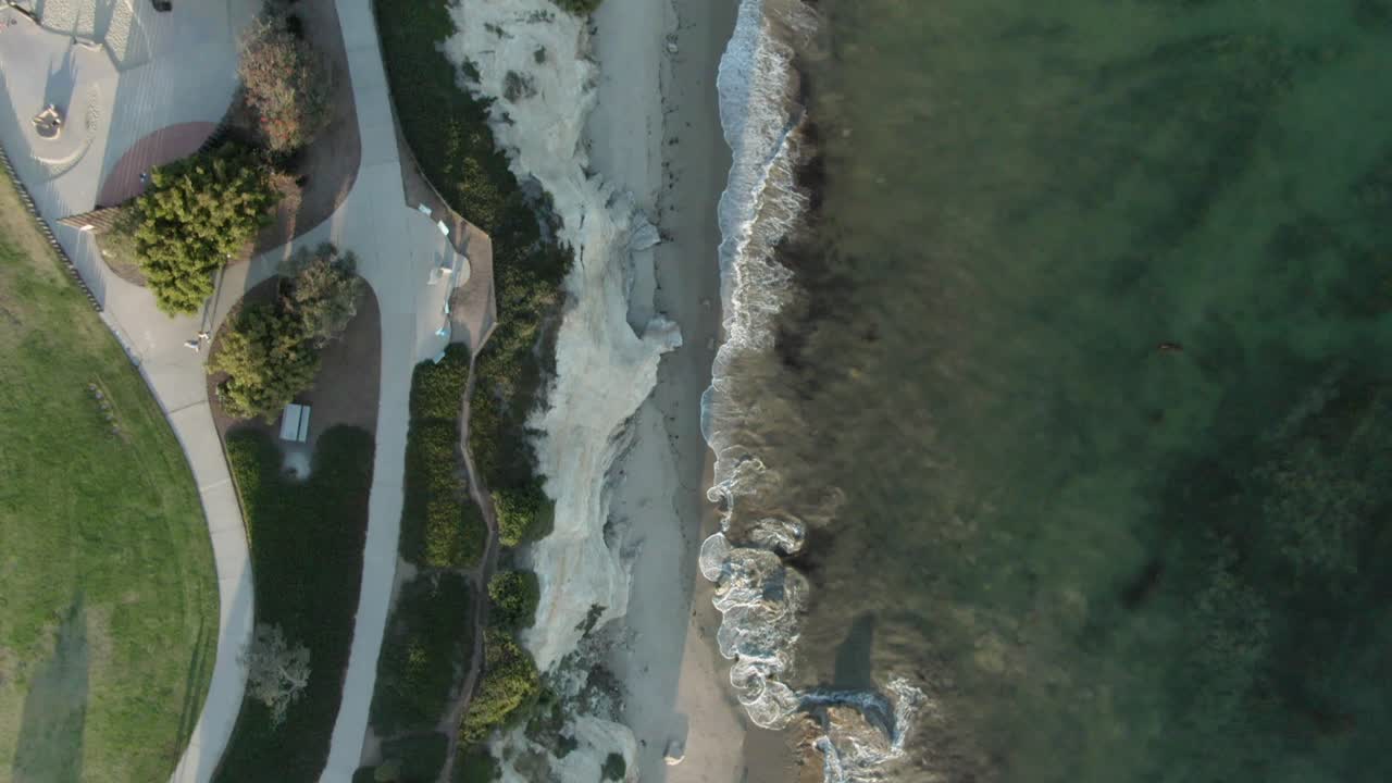 일몰 동안 태평양 해안선에 있는 공공 공원의 조감도