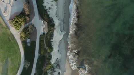 vista panorámica de un parque público en la costa del océano pacífico durante la puesta de sol