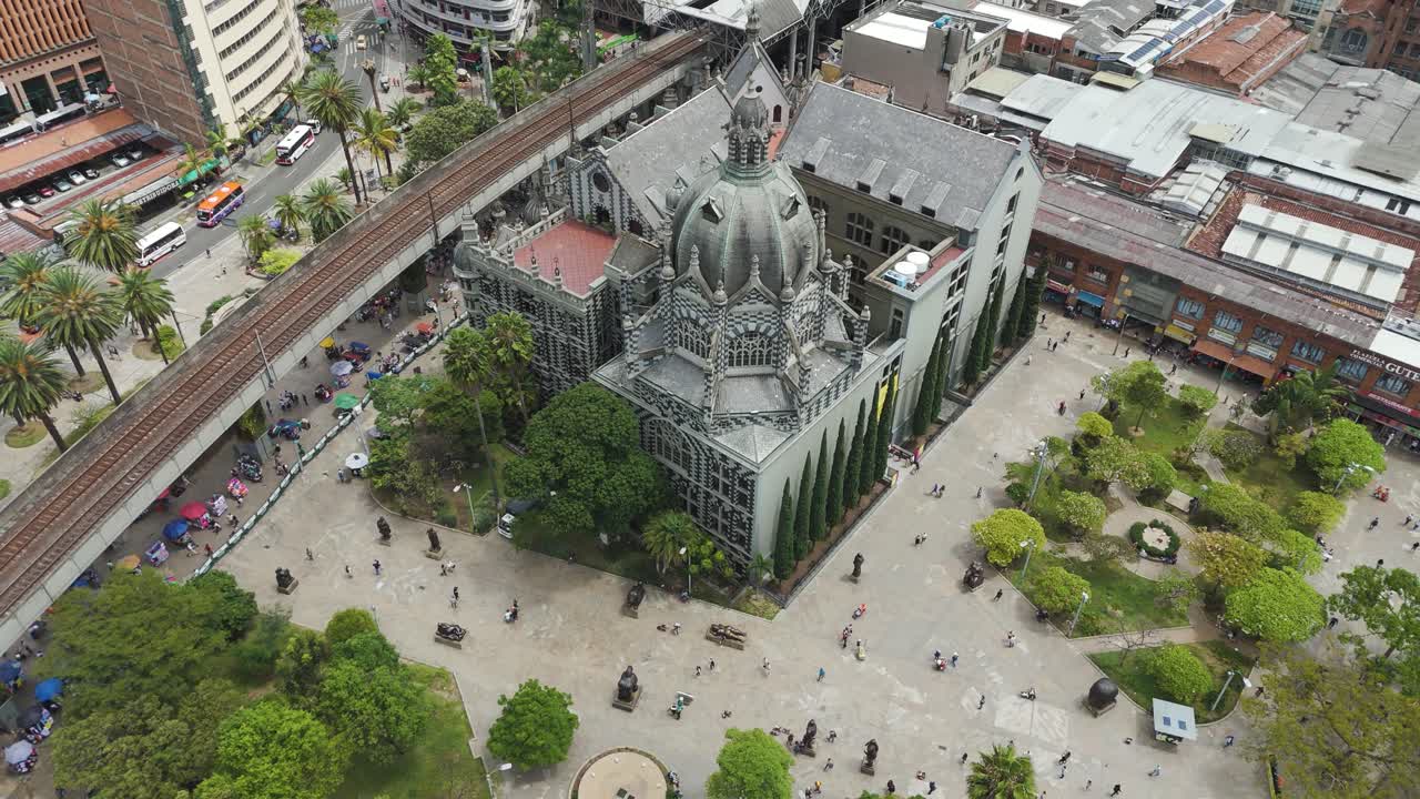 hermosa arquitectura de la famosa catedral del palacio en medellín, colombia, aérea