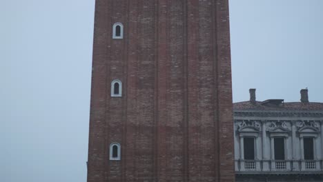 lenta y suave panorámica de la plaza de san marco campanario de venecia
