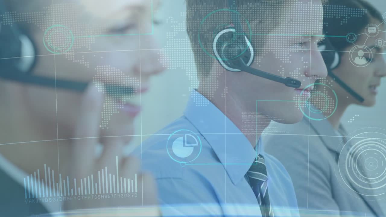 interfaz digital con procesamiento de datos contra el equipo de ejecutivos de atención al cliente que trabajan en la oficina