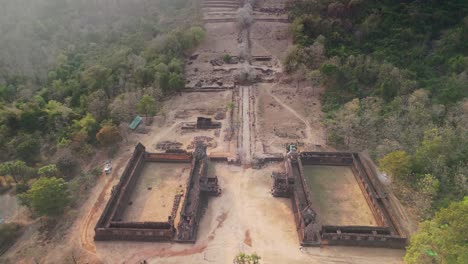 vat phou, el drone del templo khmer vuela sobre el templo simétrico durante la estación seca