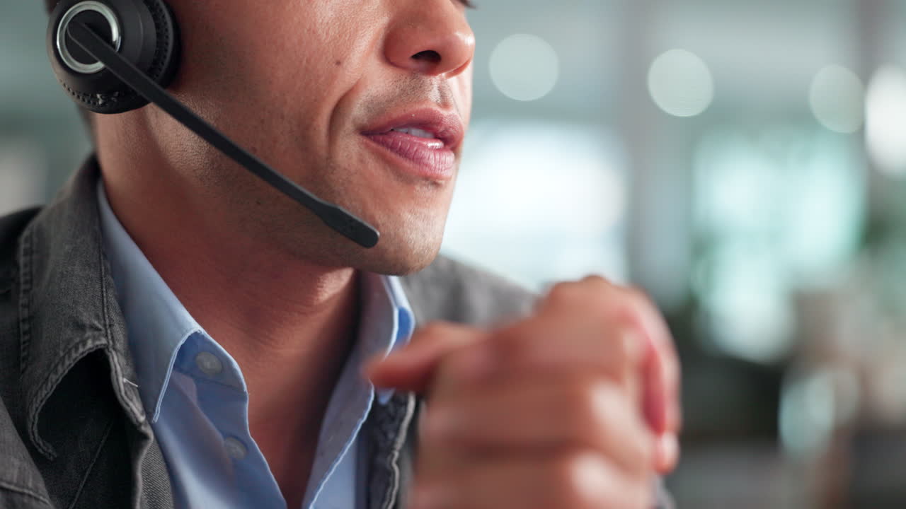 Primo piano di un rappresentante del servizio clienti stressato