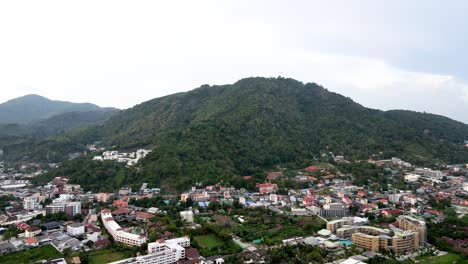 Luftflug-In-Richtung-Eines-Bewaldeten-Hügels-über-Gebäuden-In-Phuket