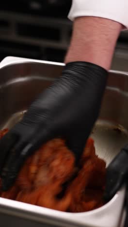 chef marinando el pollo