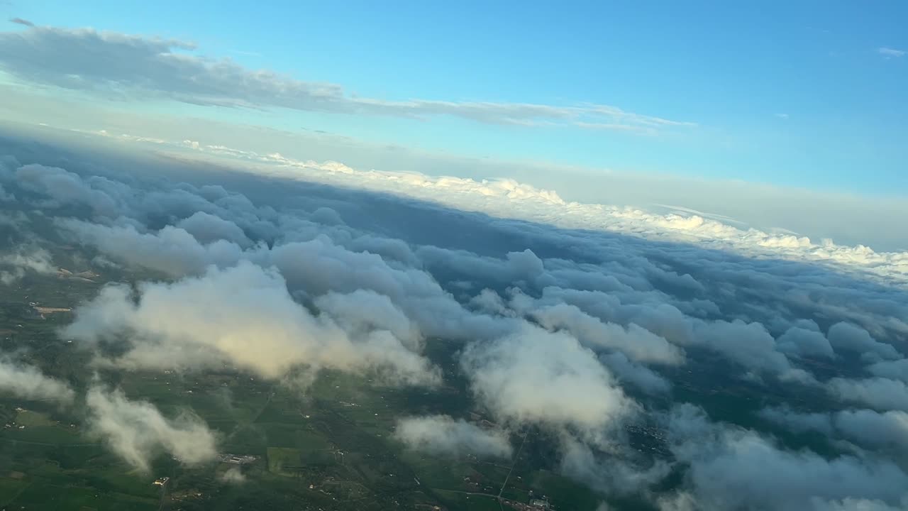 vista aérea desde una cabina durante un giro a la izquierda para acercarse al aeropuerto de palma de mallorca, españa