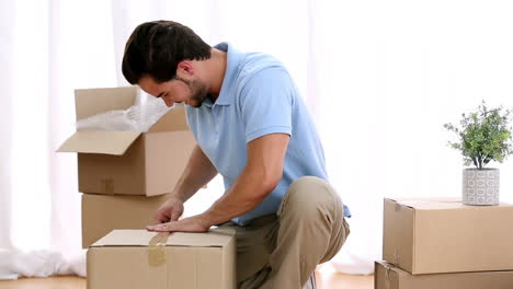 Man-closing-a-moving-box