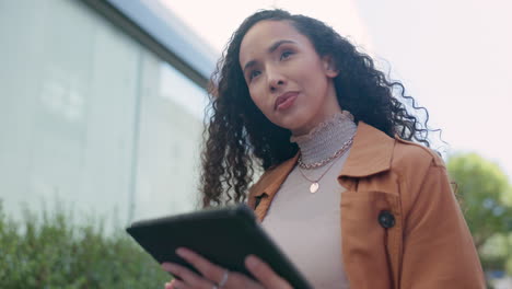 tableta, idea y una mujer negra de negocios