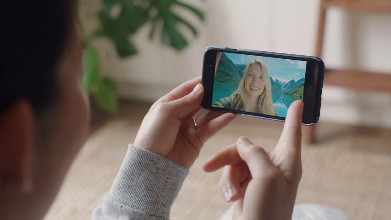 mujer joven chateando en video usando un teléfono inteligente amiga feliz de vacaciones en noruega compartiendo experiencia de viaje divirtiéndose en las vacaciones aventura comunicándose con el teléfono móvil