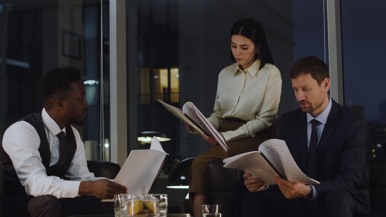 trabajadores en la oficina por la noche