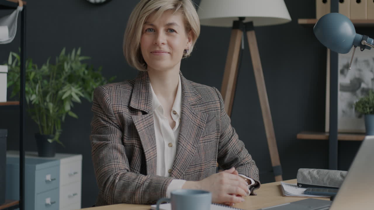 mujer de negocios en una oficina moderna