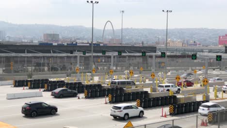 Autos,-Die-An-Einem-Sonnigen-Tag-Durch-Den-Einreisehafen-San-Ysidro-Nach-Tijuana-Mexiko-überqueren