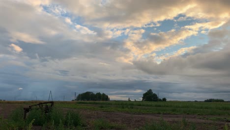 Herrliche-Wolkenlandschaft-über-Landwirtschaftlichen-Feldern-In-Lettland---Zeitraffer