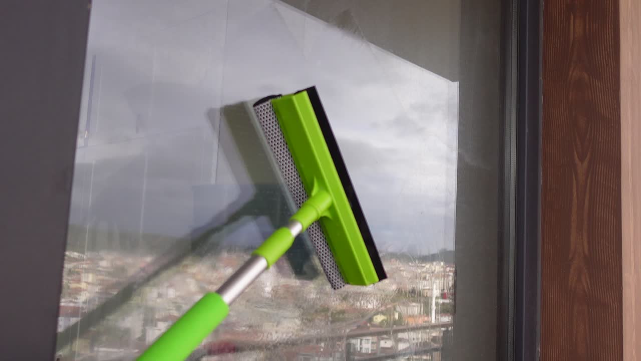 limpieza de ventanas con escoba