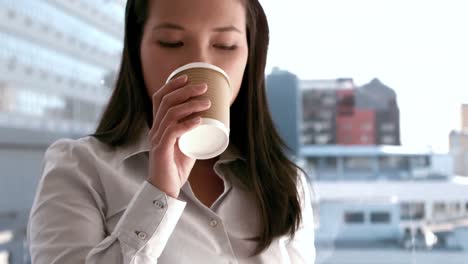 Geschäftsfrau-Trinkt-Kaffee,-Um-Nach-Draußen-Zu-Gehen