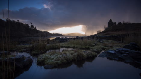 timelapse de movimiento cinematográfico de una ruina en escocia