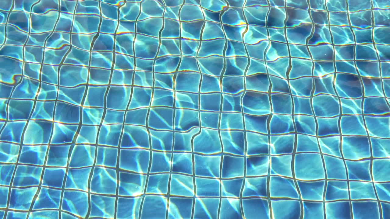 Blauer Hintergrund im Pool mit Wasserspiegelungen