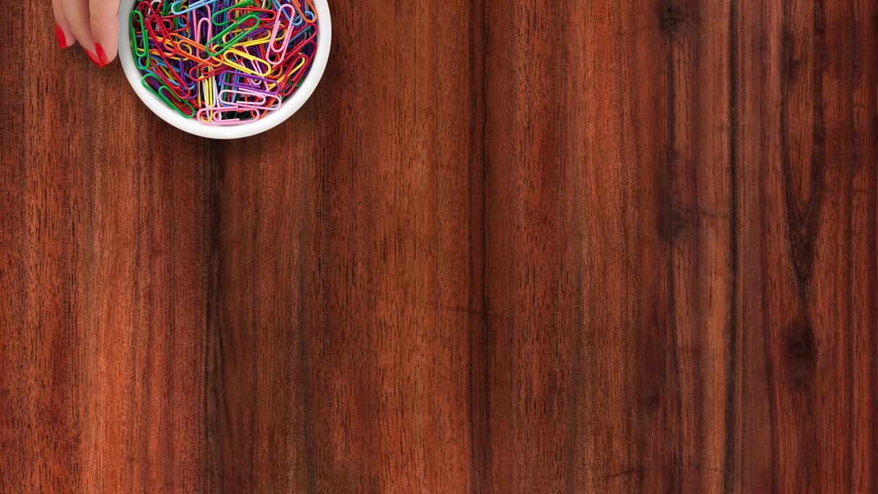 ofreciendo clips para papel