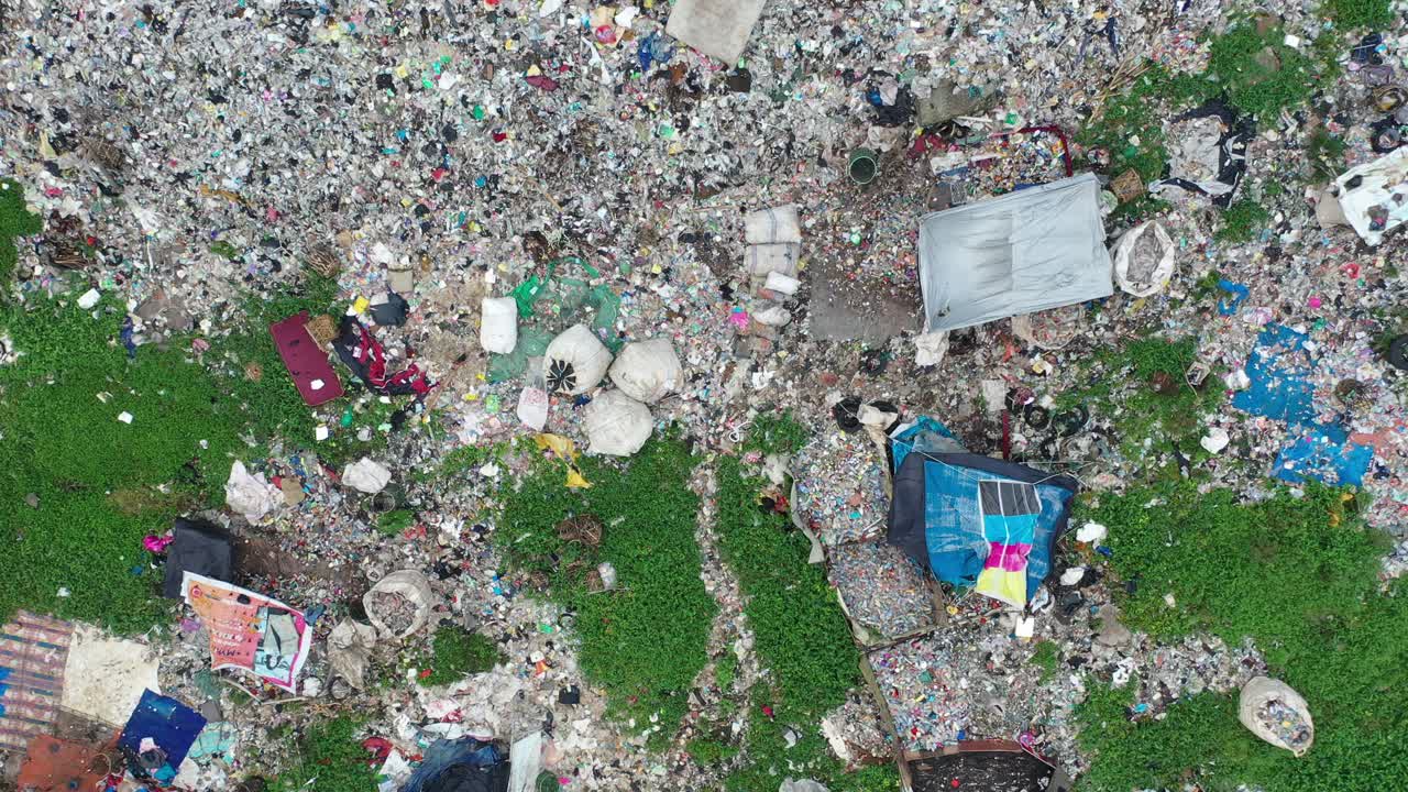vista aérea de un gran vertedero lleno de varios tipos de residuos