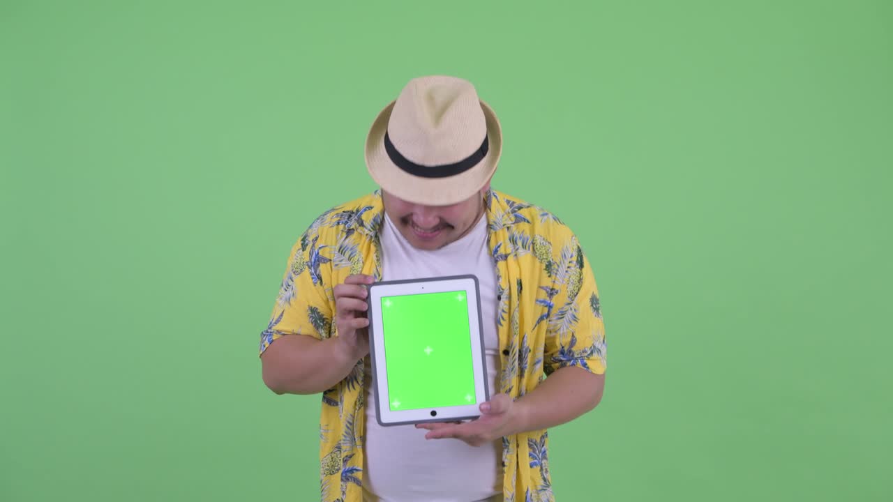 joven, guapo y gordo turista asiático