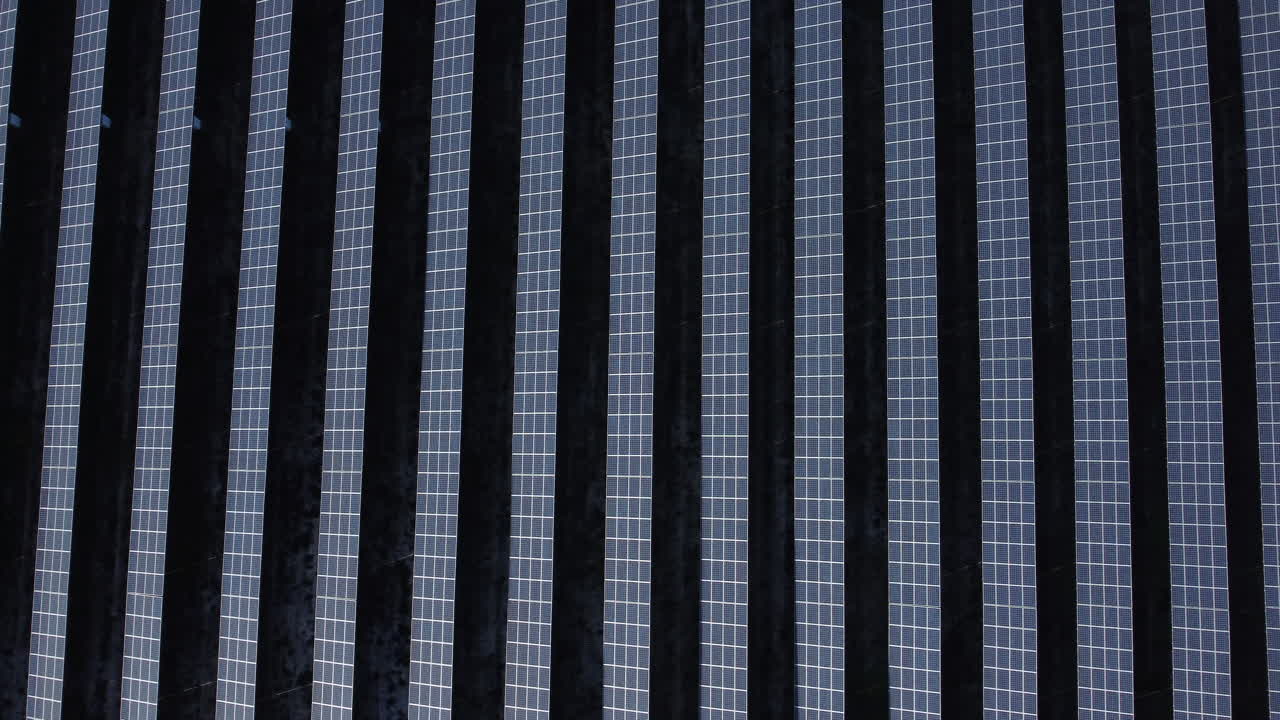 вид сверху на солнечные батареи на ферме под солнечным светом