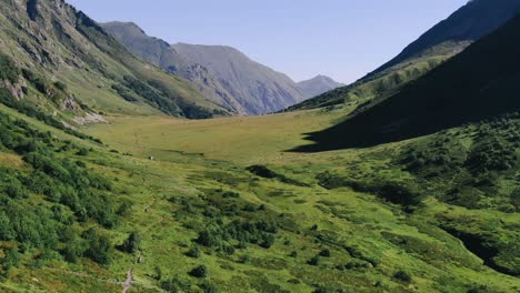 Vista-Desde-La-Pista-Alta-En-Los-Glaciares-De-Las-Montañas-Del-Cáucaso,-Hierba-Verde,-Lagos-Salvajes