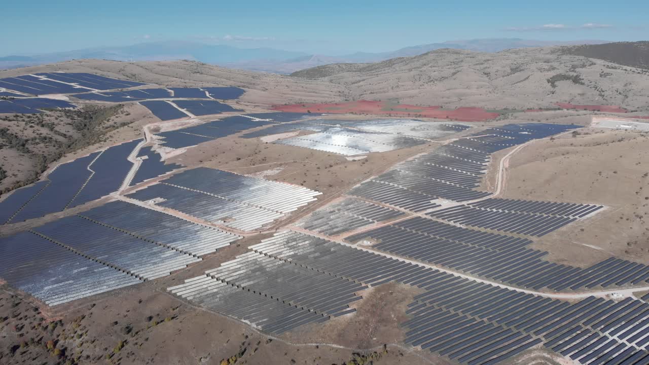 drones sobre energía solar fotovoltaica paneles de fila del parque colinas rurales reflejan la luz del sol