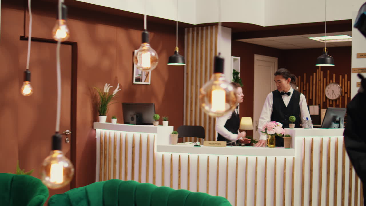 diversas personas con equipamiento deportivo.