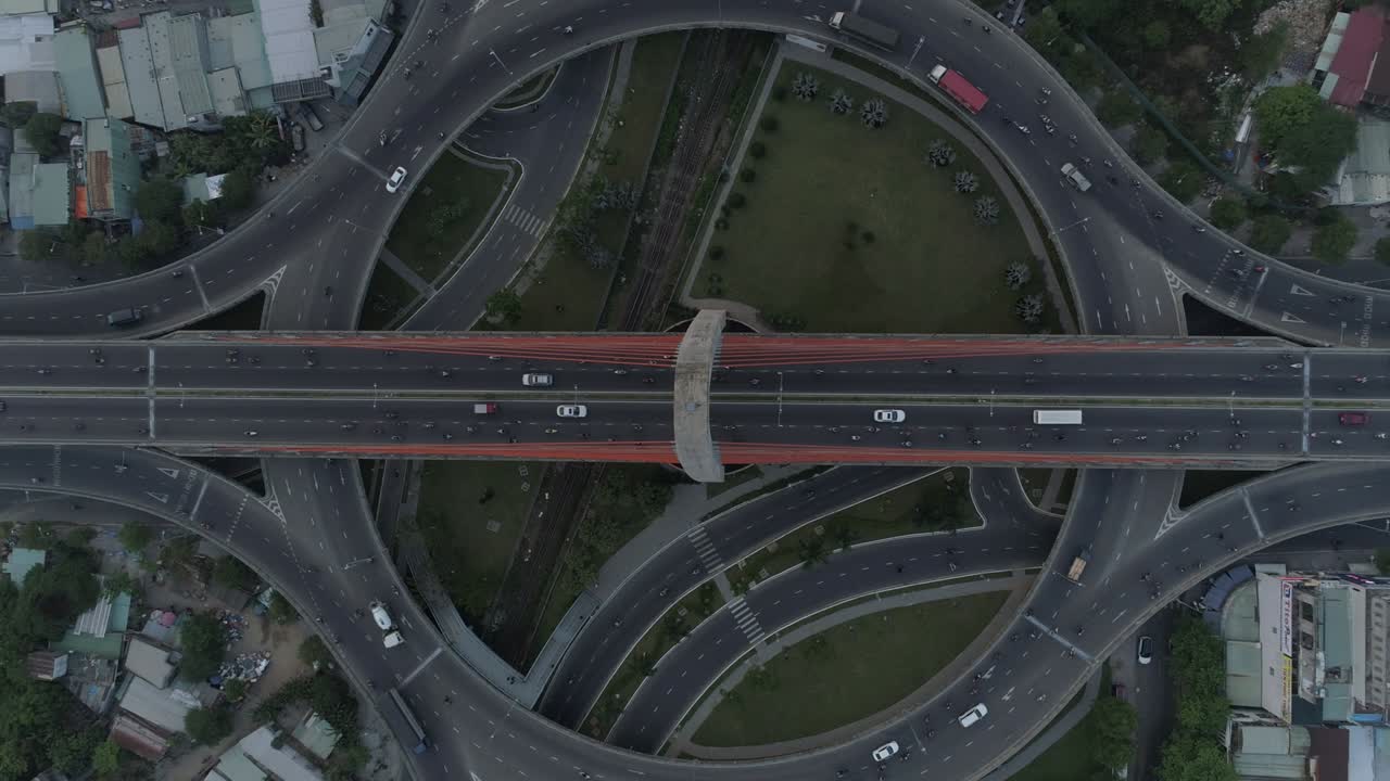 아시아에서 교통과 도시화 및 개발 개념으로 가득 찬 다단계 복합 오버브리스 운송의 드론 영상.