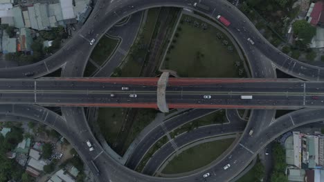 imágenes aéreas de drones de transporte de paso elevado complejo de varios niveles en asia, cargado de tráfico. concepto de urbanización y desarrollo.