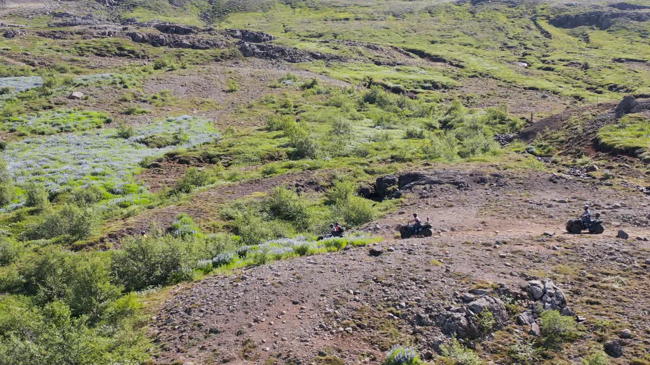 turista en bicicletas 4x4 atv montando senderos todoterreno en ladera de montaña, antena